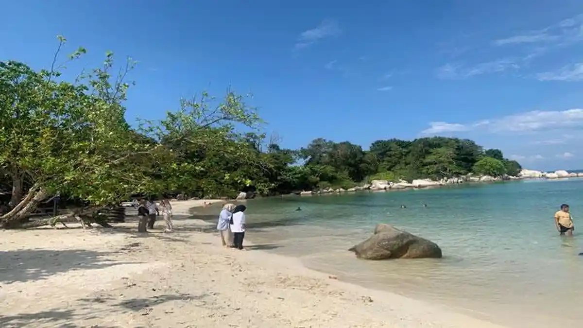 Pesona Wisata Bintan di Pantai Trikora 3, Batu Granit Raksasa Tambah Daya Pikat