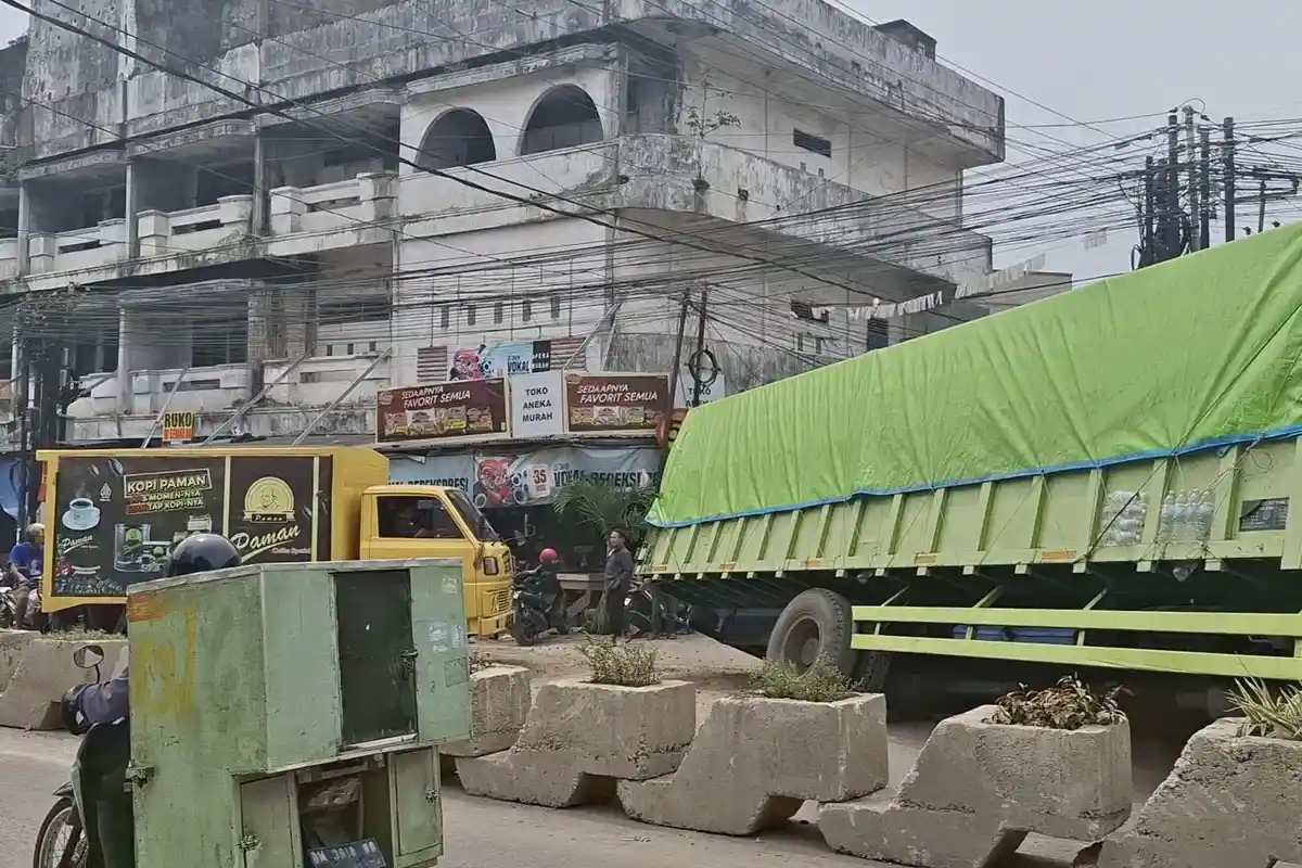 Gara-Gara Google Maps, Truk dari Surabaya Terperosok ke Galian Drainase di Jambi
