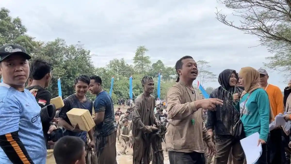 Serunya Gogoh Iwak di Pringsewu, Bupati Riyanto Pamungkas Ikut Berburu ...