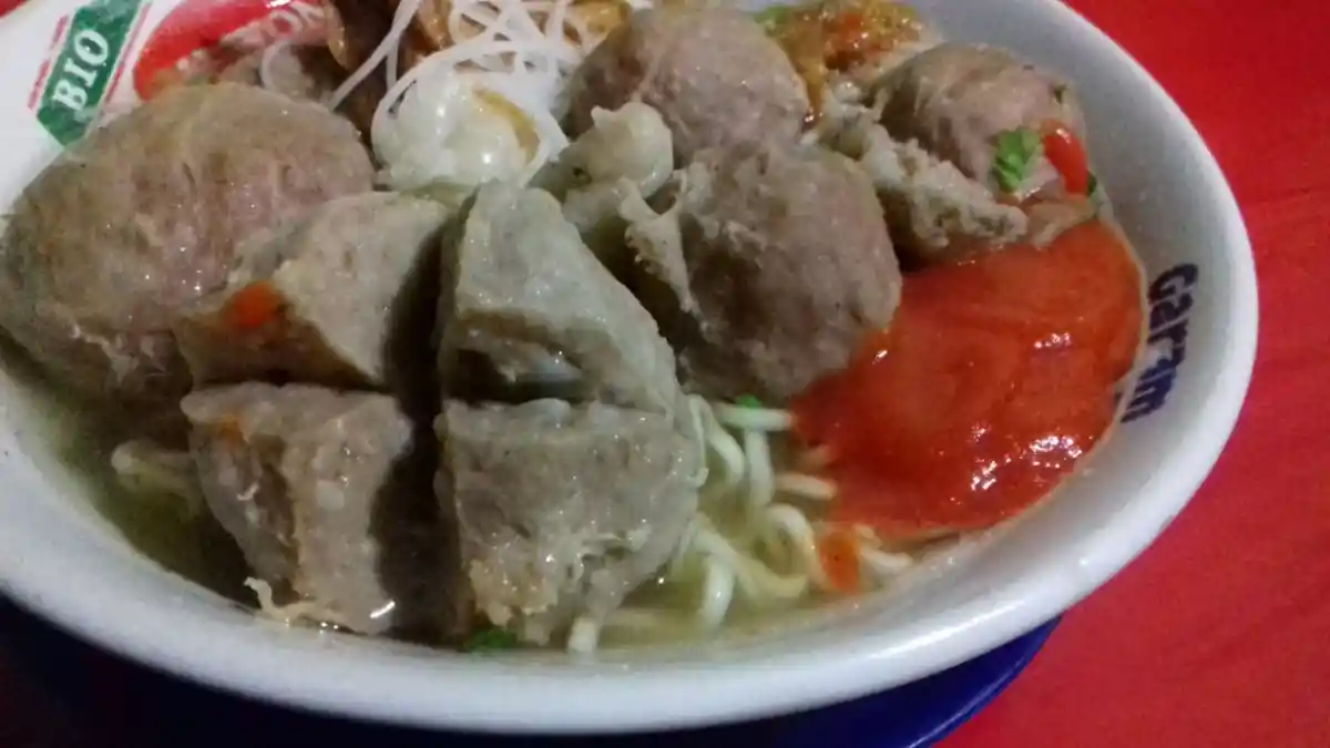 Bakso Pak De, Meski Jualan di Gang Kecil, Antrean Pembelinya Mengular, Ternyata Ini Rahasianya
