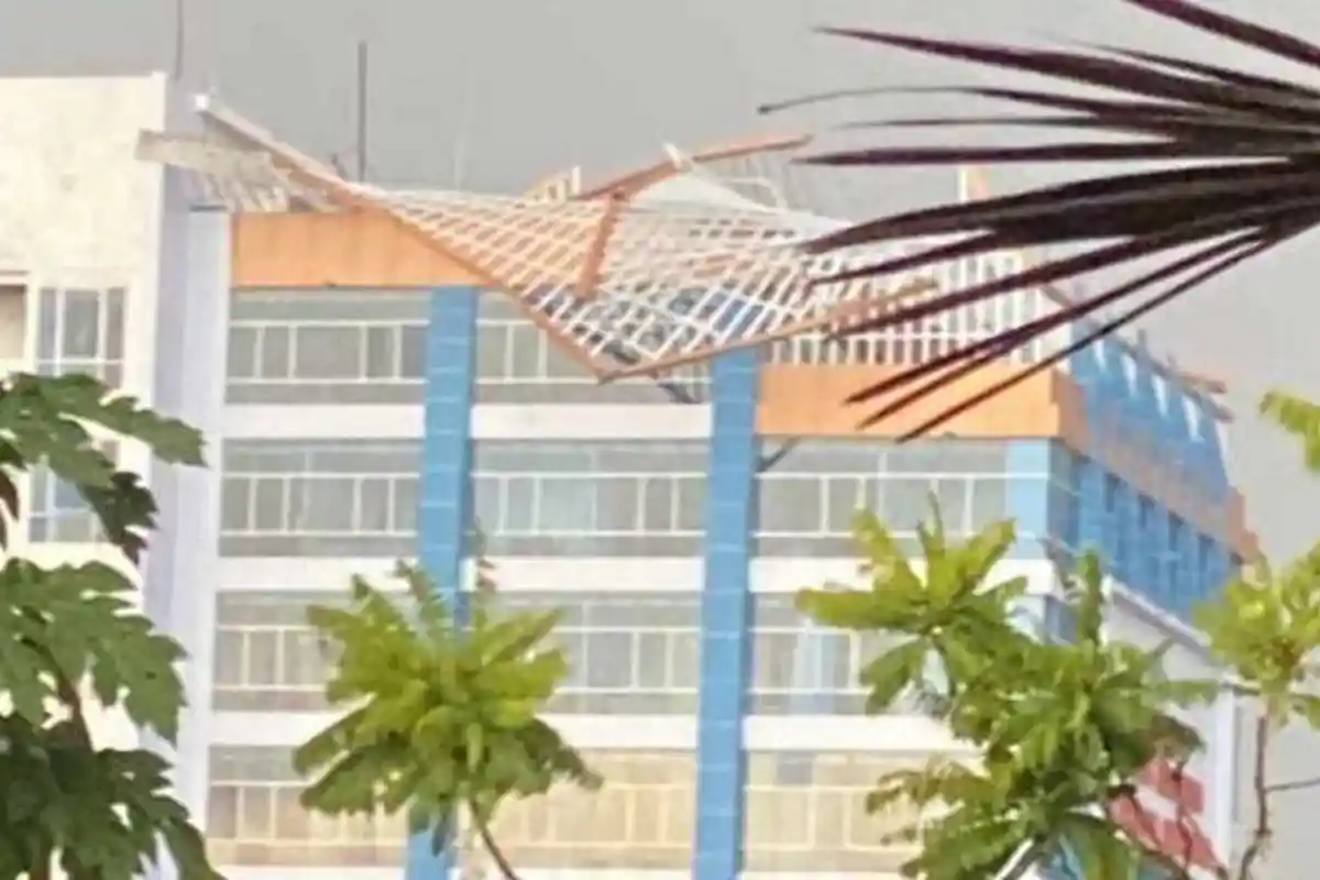 Menara di Gedung Baru Kantor Wali Kota Kendari Sultra Roboh Diterjang Angin Kencang Minggu Sore