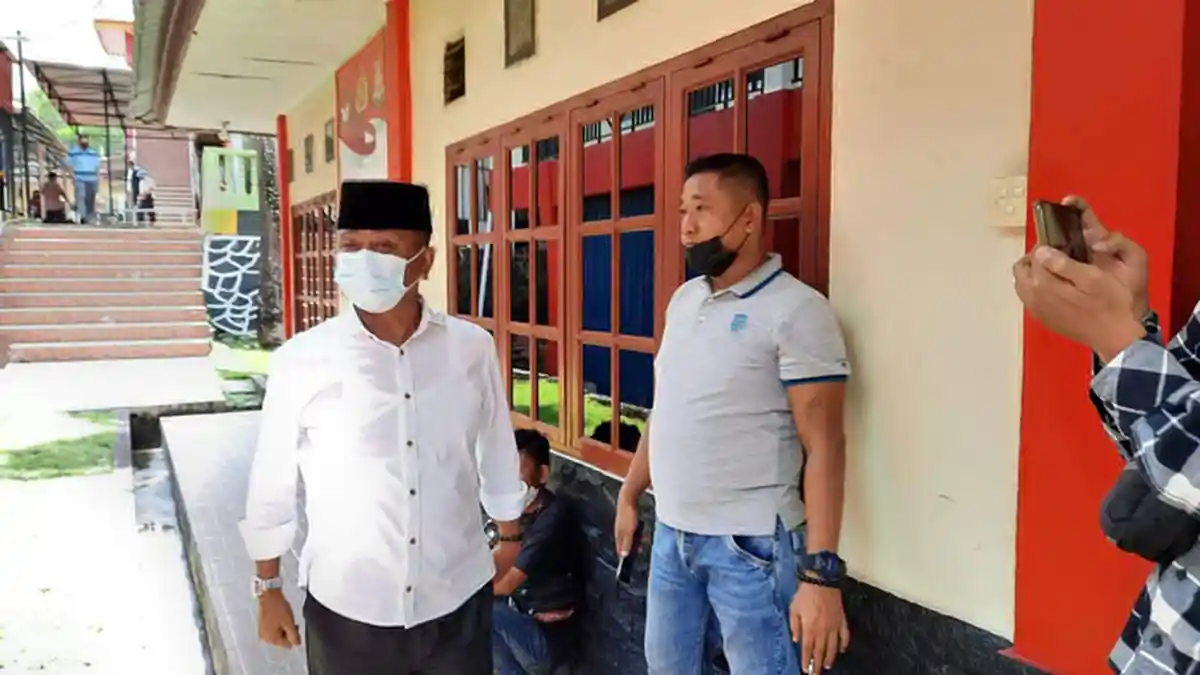 Mantan Wakil Bupati Bintan Dalmasri Penuhi Panggilan KPK, Santai saat Disapa Wartawan