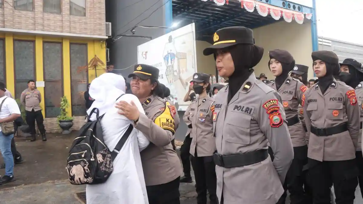 Polisi Kawal Aksi di Kantor KPU Maluku Utara