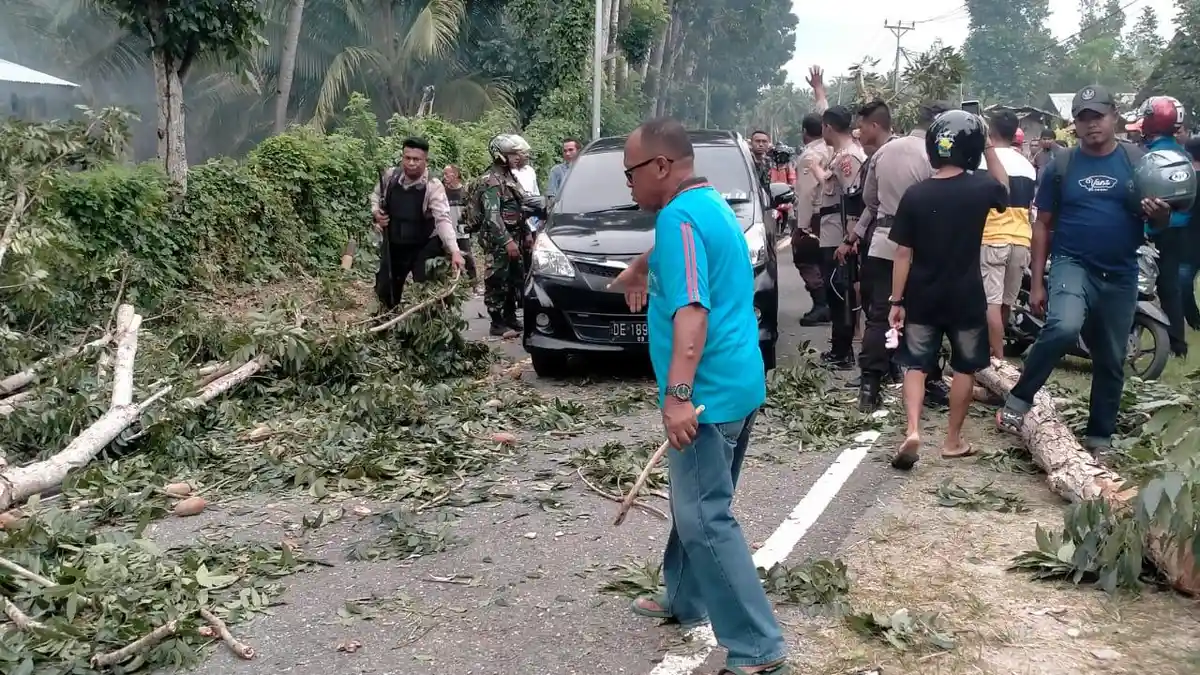 Memilih Blokade Jalan, Ini Penjelasan Kades Waesamu - Seram Bagian Barat