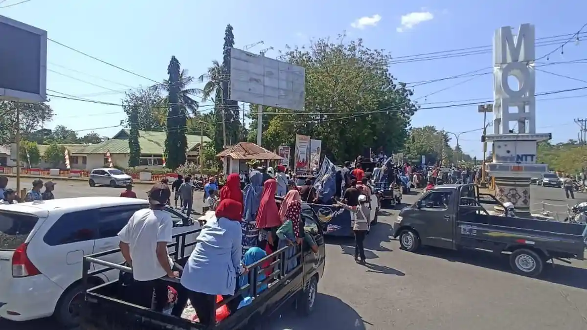 Pilkada Sikka, Massa Pendukung Antar Paket SARR Mendaftar di KPU