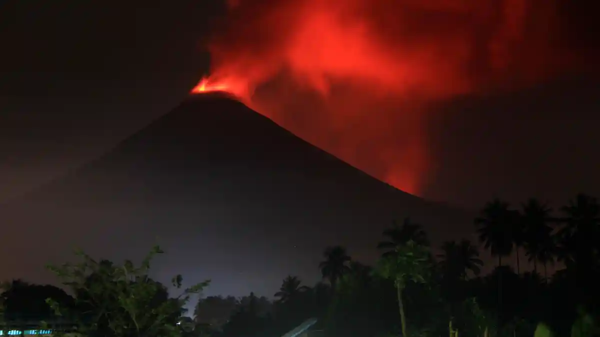 54 Ribu Warga Terkena Dampak Erupsi Gunung Soputan