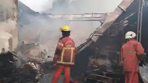 Petugas-pemadam-kebakaran-berjibaku-memadamkan-api-di-pabrik-percetakan-di-surabaya.jpg