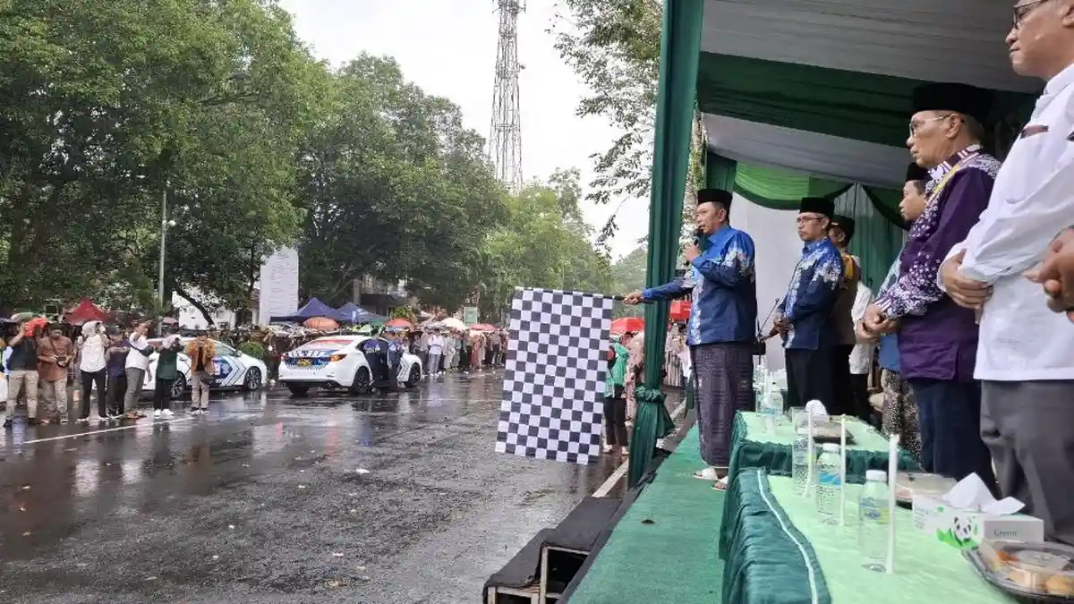 Dilepas di Tengah Hujan, 15 Armada Bus Angkut 600 CJH Bondowoso