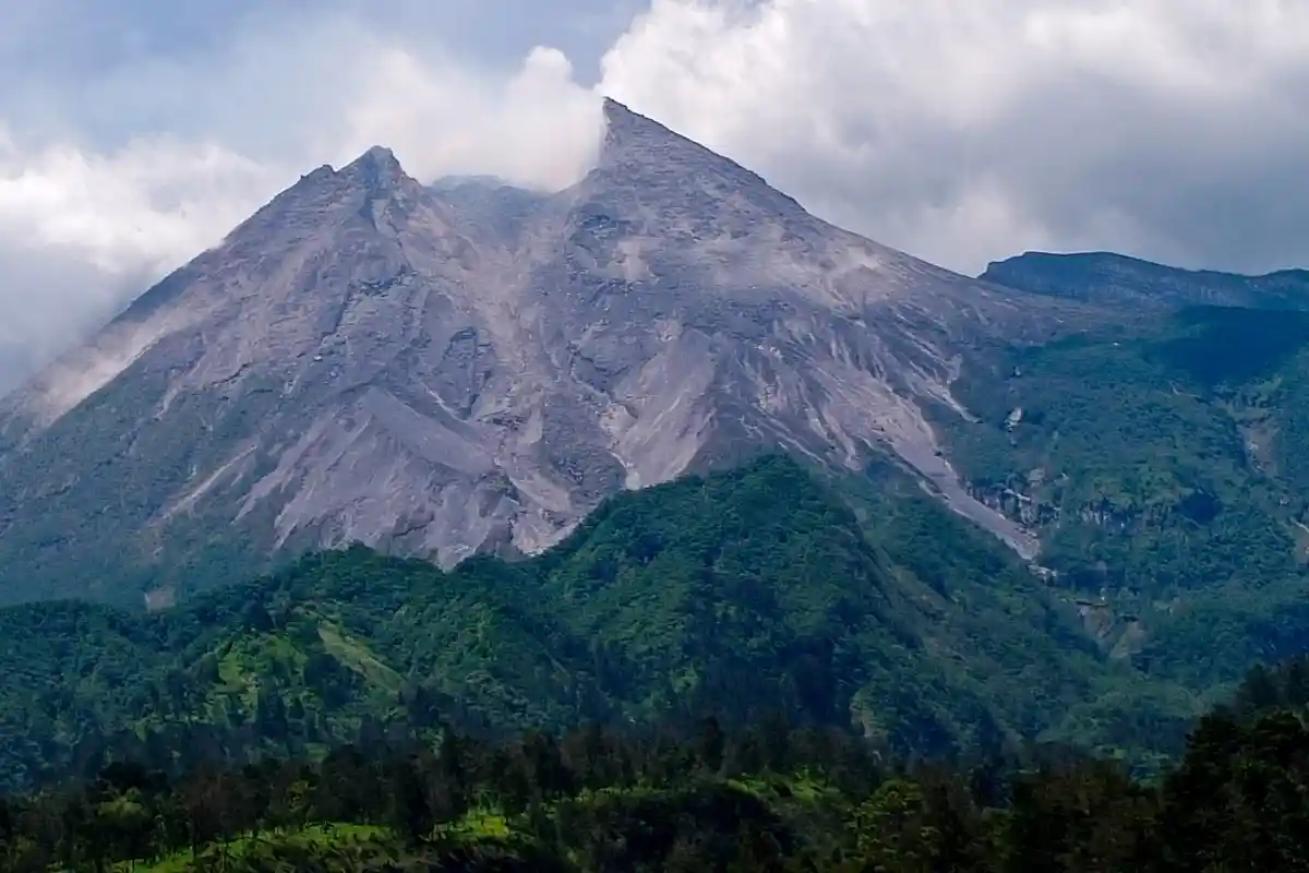Gunung Merapi Keluarkan Guguran Awan Panas, Tak Ada Kepanikan, Warga Beraktivitas Seperti Biasa