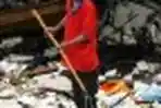 Membersihkan Sampah Manggarai