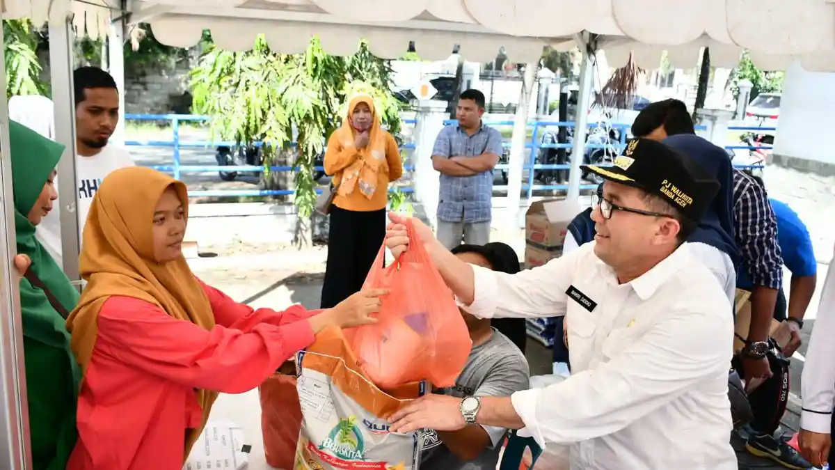 Pj Wali Kota Banda Aceh Bakri Siddiq Tinjau Pasar Murah di Kampung Mulia