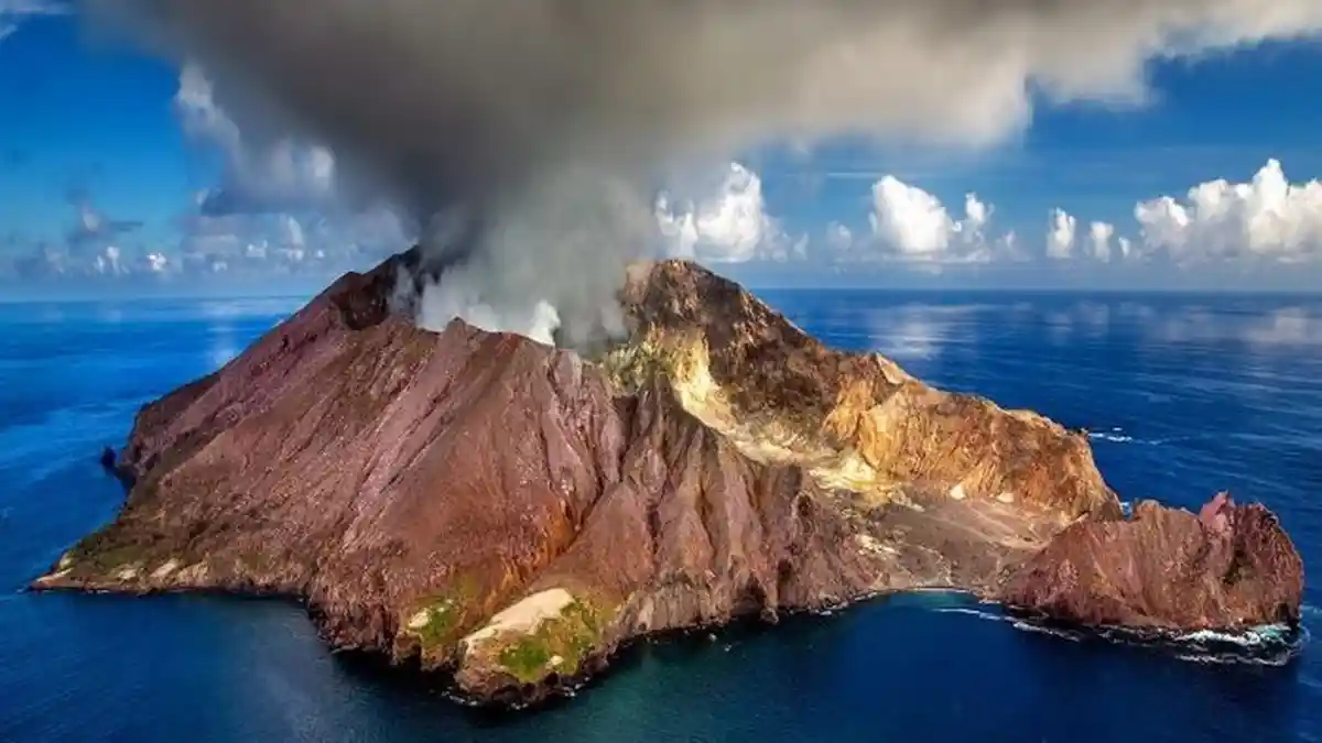 Gunung Ile Lewotolok di NTT Semburkan Lava Pijar, Warga Dalam Radius 2 Km Diimbau Waspada
