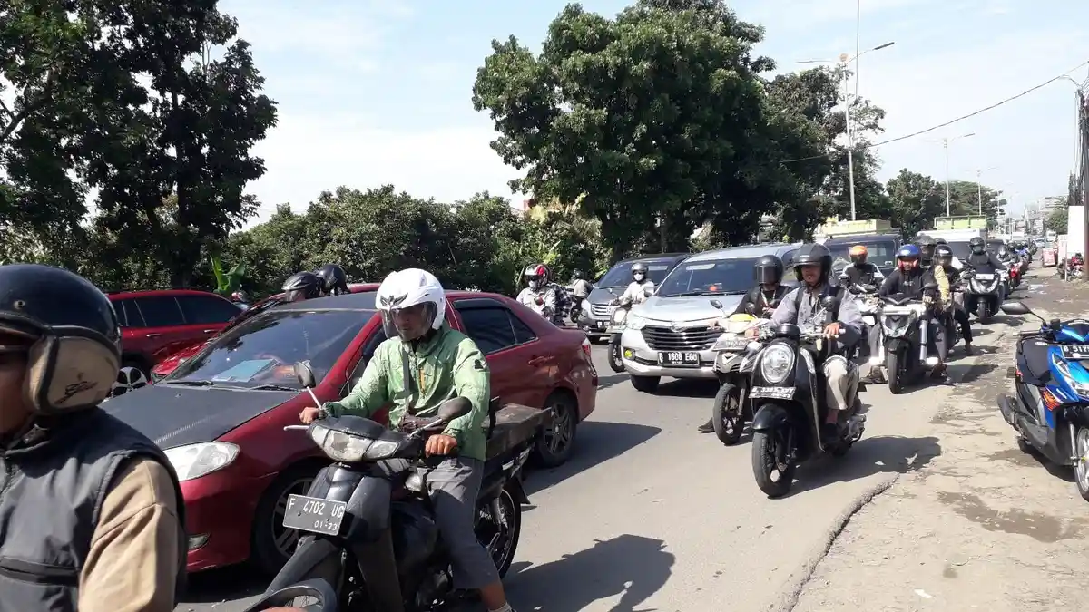 Cuaca Cerah, Lalu Lintas di Kawasan Simpang Jalan Roda Bogor Padat Merayap