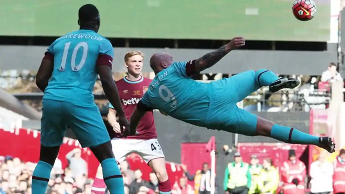 Striker Gaek West Ham Cetak Gol Salto Tapi Langsung Kena Encok