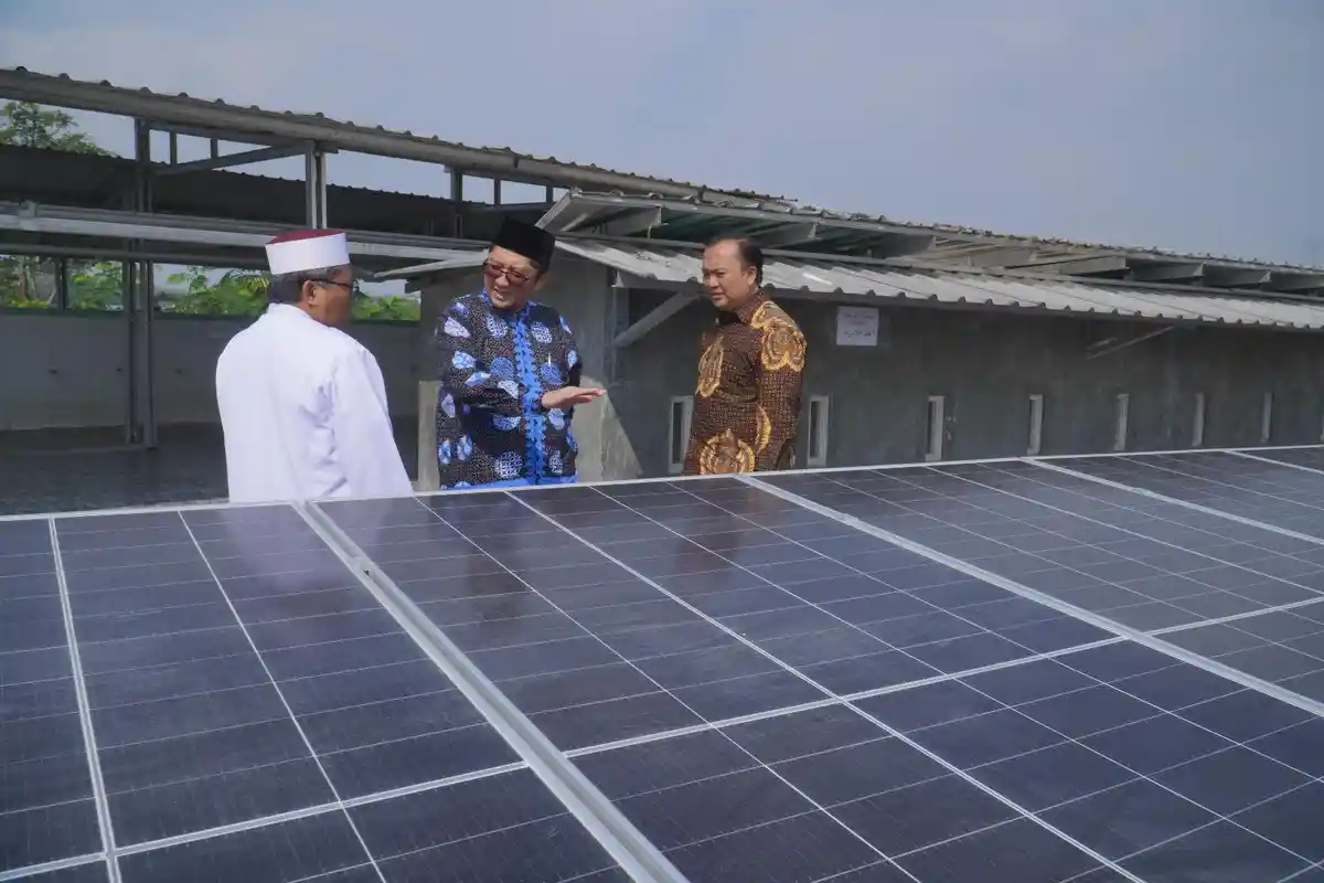 Dukung Penggunaan Energi Bersih, Lembaga Pendidikan Diberi Bantuan Panel Surya
