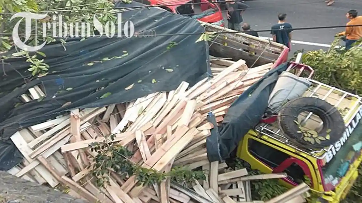 BREAKING NEWS : Kecelakaan Beruntun di Wonogiri, Truk Pengangkut Kayu Tabrak Trailer dan Angkot