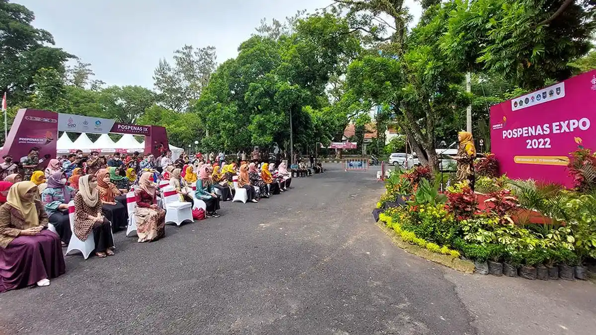 Eny Retno Puji Produk Unggulan Expo Pospenas IX Solo, Janjikan Bantuan Bisnis dari Kemenag