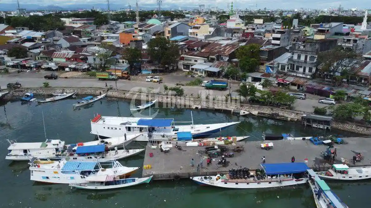 Foto: Suasana Pelabuhan Paotere Makassar - Kapal-Motor-KM-bersandar-di-Pelabuhan-Paotere-Makassar-terekam-menggunakan-kamera-drone-1.jpg