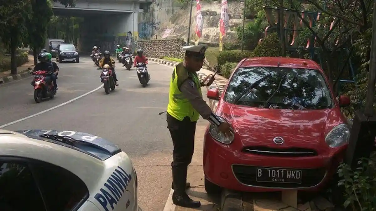 Hilang Kendali, Mobil Dosen Gunadarma Nyangkut di Trotoar