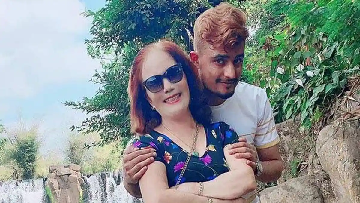 Nikah Dengan Berondong Beda Usia 41 Tahun, Nenek Ini Ngaku Dilarang Suami Main Sosmed, Takut Hal Ini