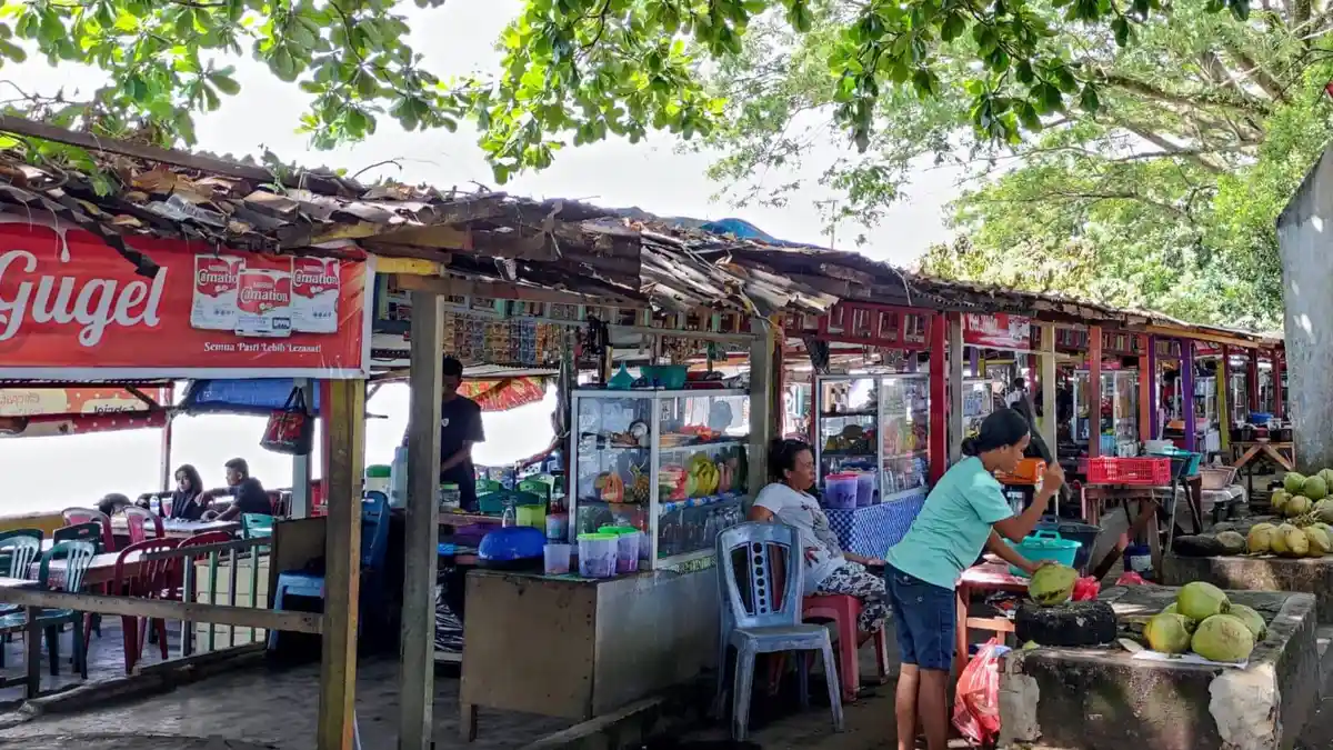Rutin Bayar Retribusi, Pedagang Rujak Air Salobar Ngeluh Lapak Rusak