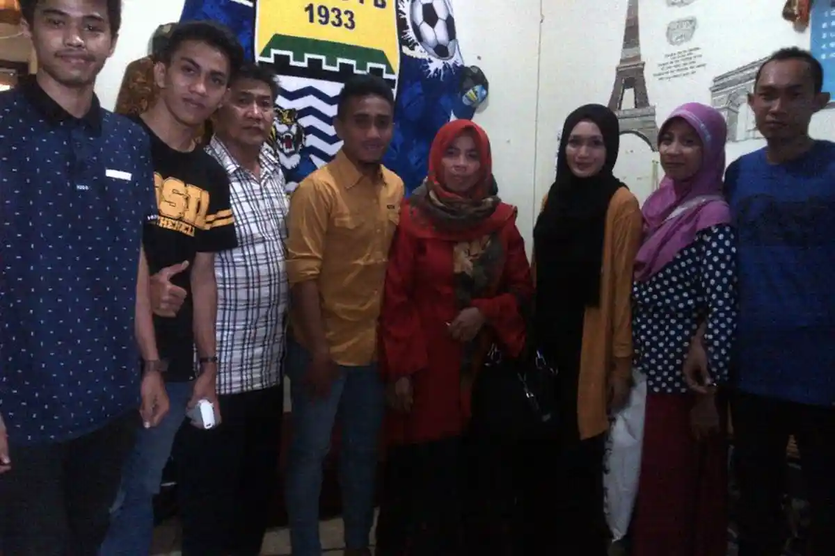 Gelandang Persib M Taufiq Dikunjungi Orangtua dan Tunangannya