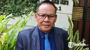 Kuasa-hukum-Jokowi-selaku-tergugat-YB-Irpan-saat-ditemui-di-kediaman-Jokowi.jpg