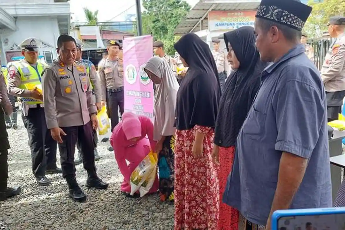 Kapolres Pidie Kunjungi dan Serahkan Bantuan Warga Terimbas Gangguan Gajah Liar di Keumala