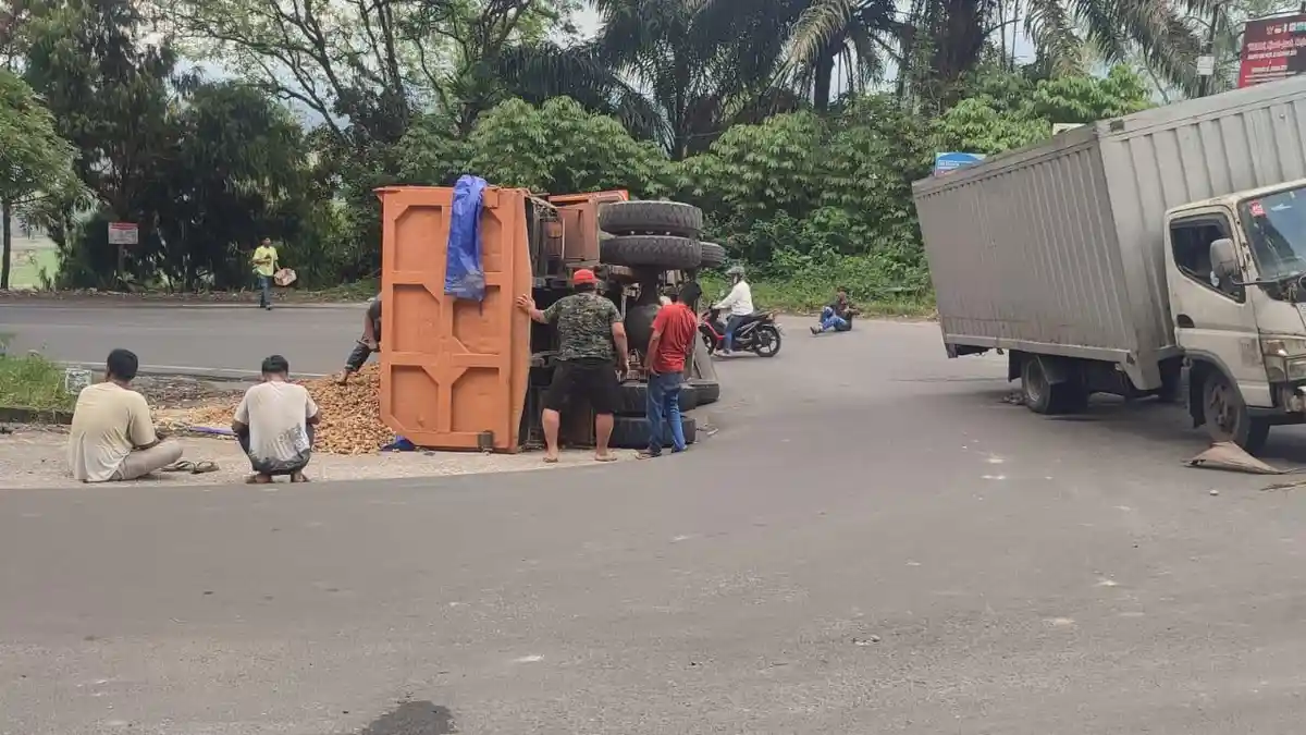 1 Dump Truk Terguling & Mobil Box Alami Rusak di Tengah Jalan Letter S, Lalulintas Sempat Terhambat