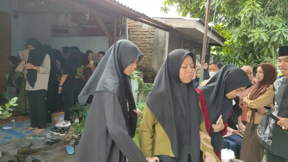 Tangis Pilu Warnai Rumah Duka Pelajar SMKN 9 Medan Korban Tawuran: Baik Sekali Anaknya