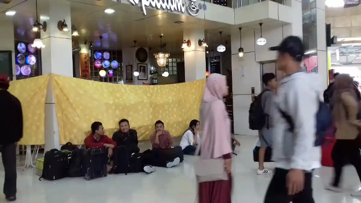 Sejumlah Pemudik Rela Datang Sejak Pagi di Stasiun Gambir