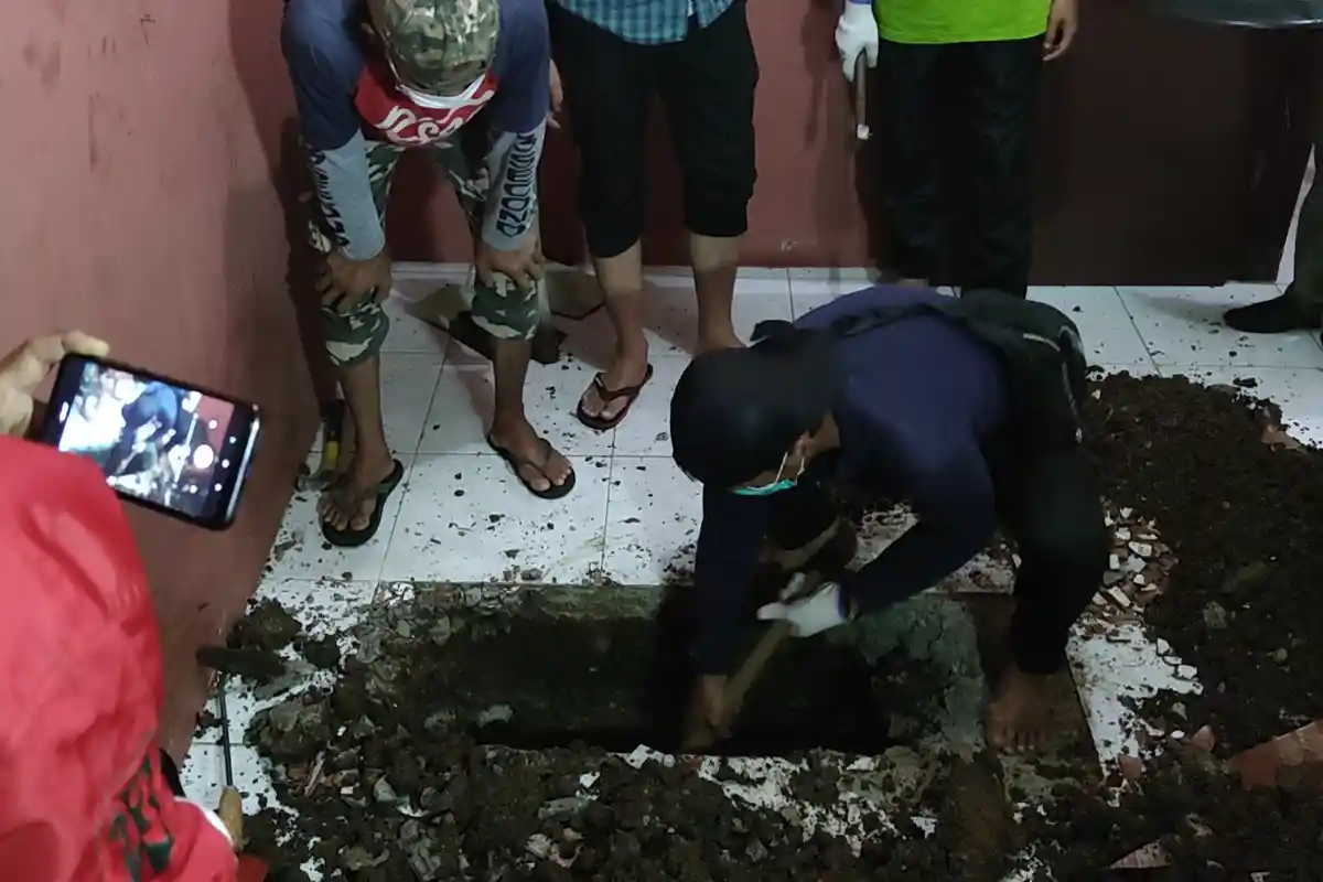TERUNGKAP Polisi Bakal Tes Kejiwaan Pembunuh Kubur Jasad Kakak di Kontrakan, Curiga Pengakuan Pelaku