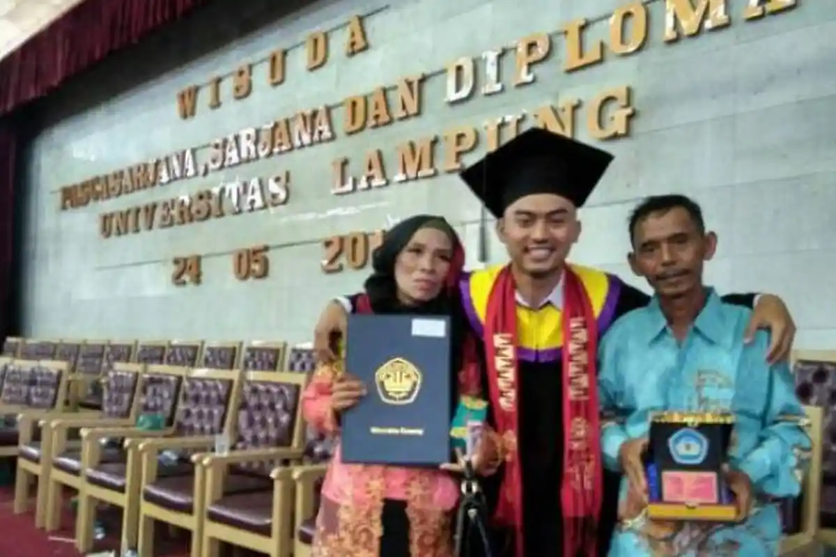 Mahasiswa Lulusan Terbaik Unila Ini, Bayar Uang Sekolah Pakai Telur Bebek