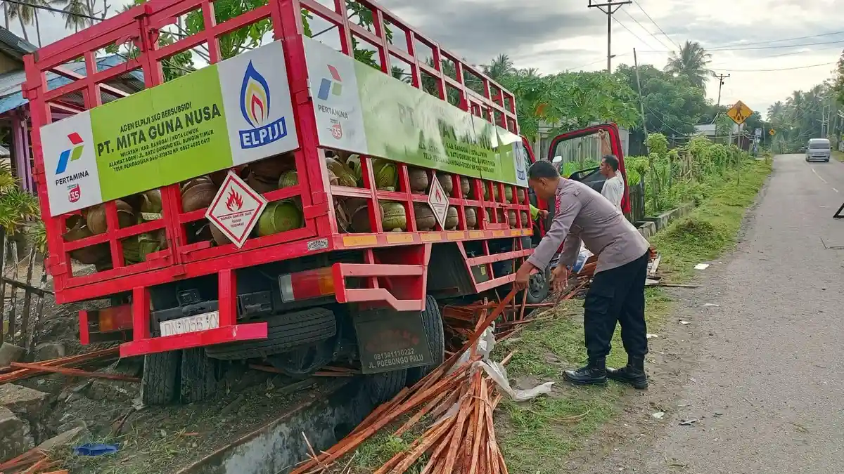 Truk Muat Elpiji Tabrak Pagar Rumah di Kintom Banggai