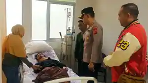 Kapolres-Sumedang-AKBP-Sandityo-Mahardika-menjenguk-korban-tertimpa-pohon-1.jpg