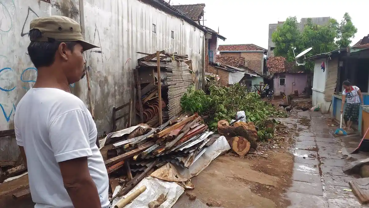 Mengerikan! Warga Lihat Angin Berputar di Langit, Ketakutan Masuk ke Rumah, lalu Bruaak . .