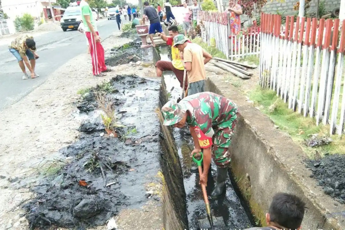 Babinsa Kopka Hasan Gobel Turun Bersihkan Selokan Bareng Warga