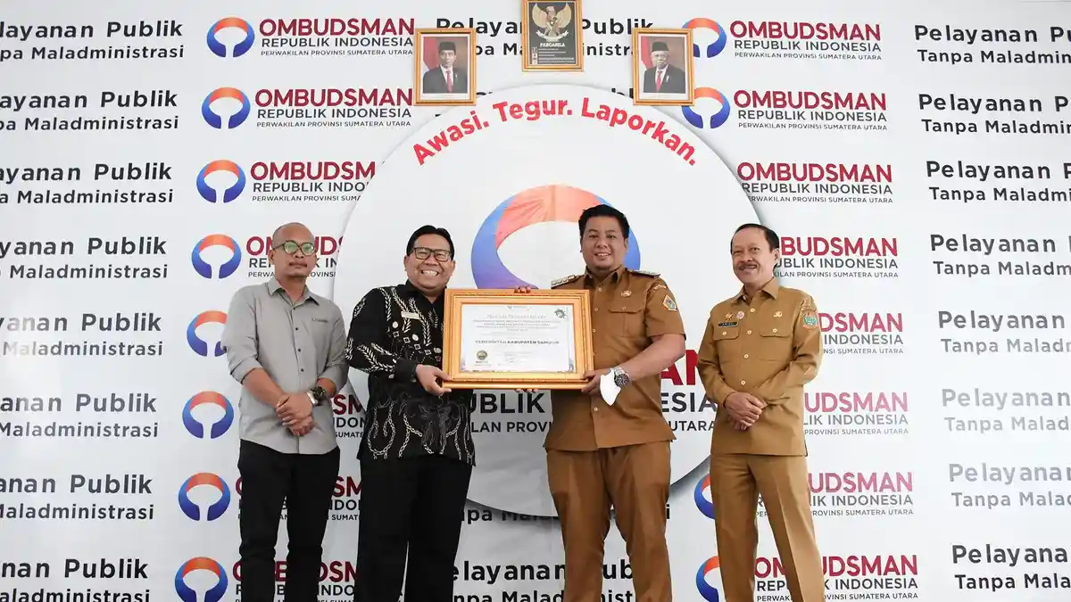 Capai Zona Hijau, Bupati Samosir Terima Penghargaan Pelayanan Publik dari Ombudsman RI
