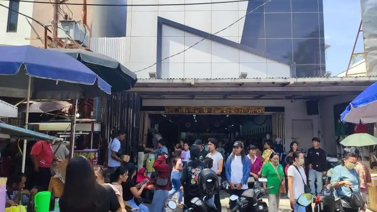 H-5 Jelang Natal, Kawasan Pasar 45 Manado Padat Pengunjung, Warga Berburu Diskon Pakaian