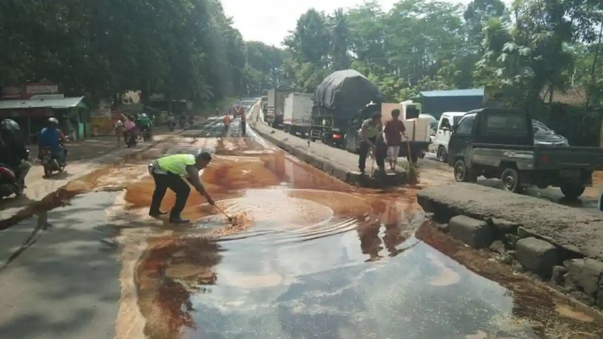 Truk Bermuatan 30 Ton Terguling, Jalan Raya Dukuh 'Kebanjiran' Limbah Kecap