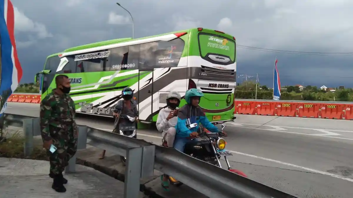 Kisah Dari Sudut Gerbang Tol Kemiri Kebakkramat, Mereka Yang Tak Libur Di Penghujung Tahun