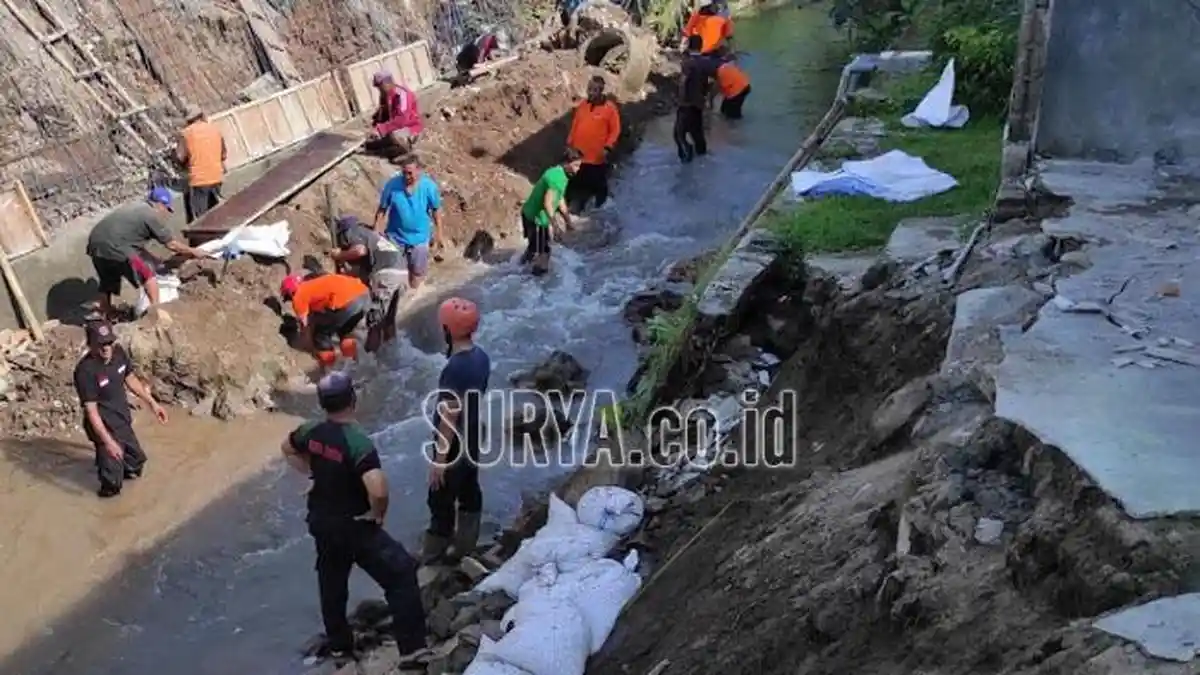 BPBD Kota Blitar Pasang Karung Pasir di Lokasi Talud Longsor