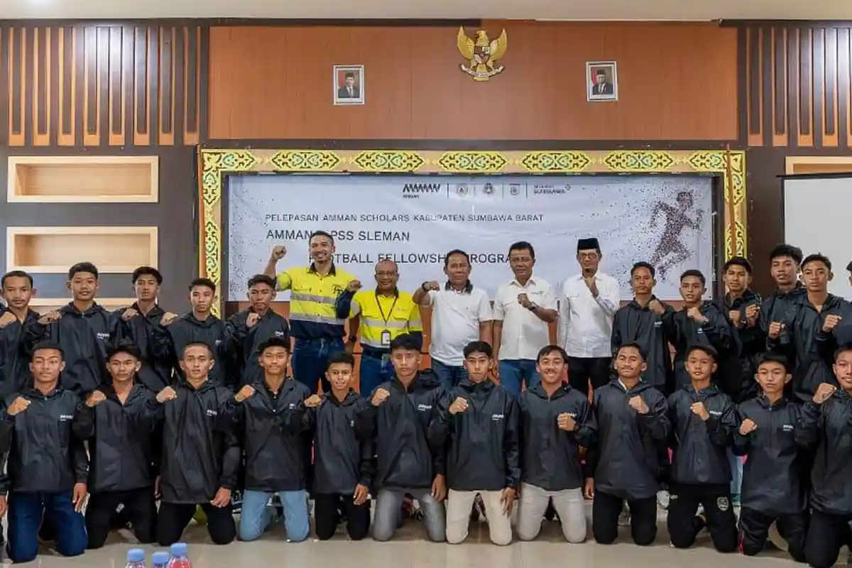 AMMAN Berangkatkan Puluhan Talenta Muda Sepak Bola Sumbawa Barat ke PSS Sleman