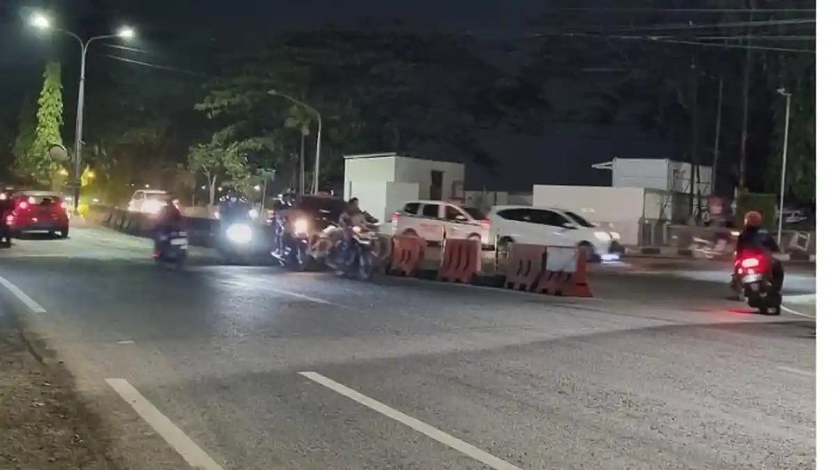 Aksi Pemotor di Gresik Nekat Melawan Arus Kendaraan Besar di Bunder saat Malam Hari