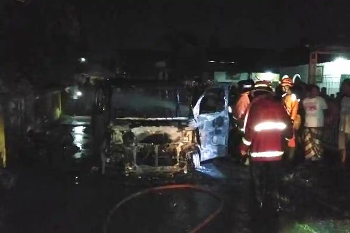Mobil Luxio Terbakar di Depan SDN 07 Kasepuhan Batang, Api dari Mesin Sambar Jeriken BBM di Belakang