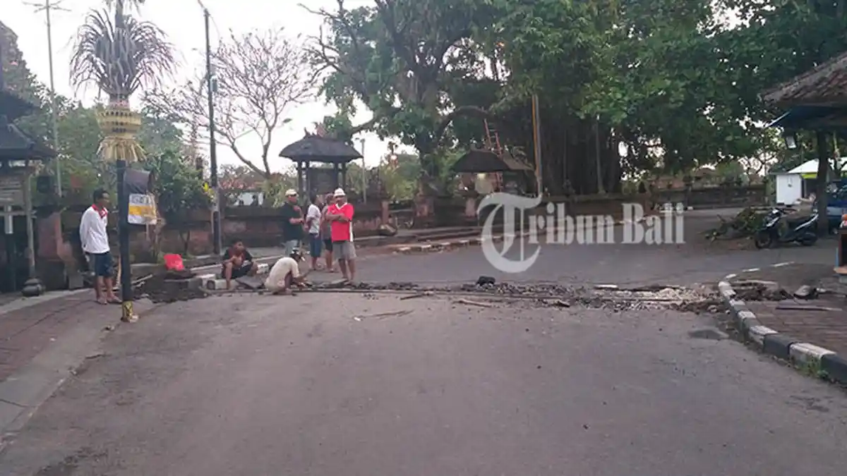 Ada Perbaikan Saluran Pipa Air, Jalan Pura Sada Kapal Ditutup Sementara Waktu