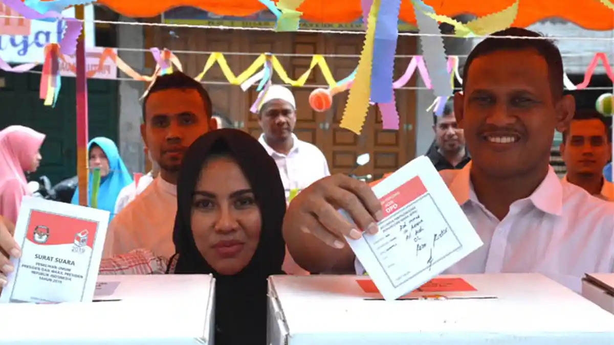 Bupati Aceh Timur dan Istri Nyoblos di Keude Aceh, Ikut Mengantre Bersama Warga
