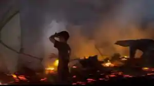 Ket-KEBAKARAN-Kebakaran-hebat-melanda-enam-rumah-warga-di-Dusun-Dandai-D.jpg