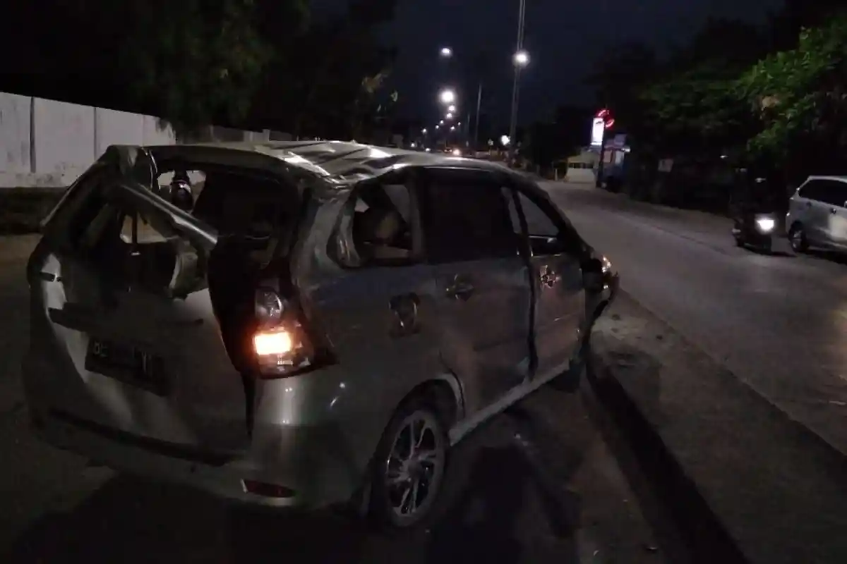 Pagi Buta Mobil Xenia Hantam Pembatas Jalan Pramuka, Jamaah Masjid Al-Hijri Berhamburan Keluar