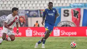 Pesepakbola-Arema-FC-Matheus-Blade-kanan-menggiring-bola.jpg